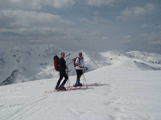 14.skialpinisti na hrebeni.JPG